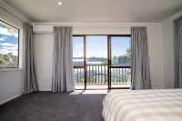 Dillon Darling - fun family holiday home, close to village and beach, sleeps 11! - Homestays