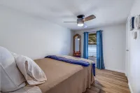 Newly renovated lakehouse sleeps 7 with boathouse, fenced yard and kayaks - Wifi