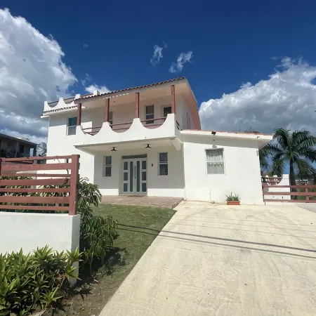 Relaxing Spacious Penthouse. Pool & deck w/panoramic view, 5 minutes to town!
