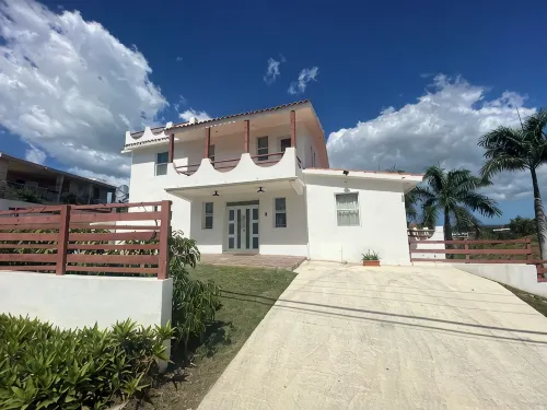 Relaxing Spacious Penthouse. Pool & deck w/panoramic view, 5 minutes to town!