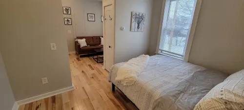 Little downtown gem with parking - 2-Star
