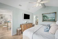 Heated Pool, Hot Tub, Kayaks, Fishing, 5BR Waterfront Home in Key Allegro - 4-نجوم