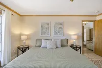 Beautiful River Front Home - Private Pool - Walk to Beach-Kayaks - 4성급