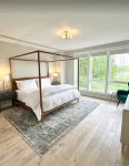 4BD 4.5BA Pet-Friendly Riverfront Home - 3성급