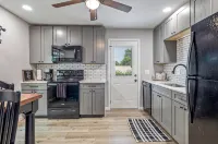 "The Hideaway 1" Charming 2-bedroom house with WiFi, AC in fabulous Farmington - Homestays