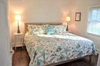 Relax at this beautiful Historic Intracoastal Waterlily Cottage + Game Room - Wifi