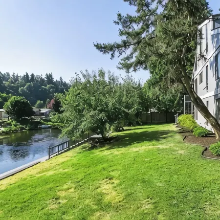 River Inn Cabin Theme Flat w/ Dock Hoteles en Bothell