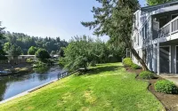 River Inn Cabin Theme Flat w/ Dock - Homestays