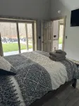 Bearly Awake cabin- family-friendly, riverfront & minutes from East Branch Lake. - Chalets