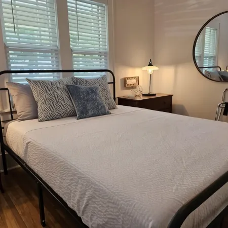 Porch Swing Place - Newly Renovated Charm