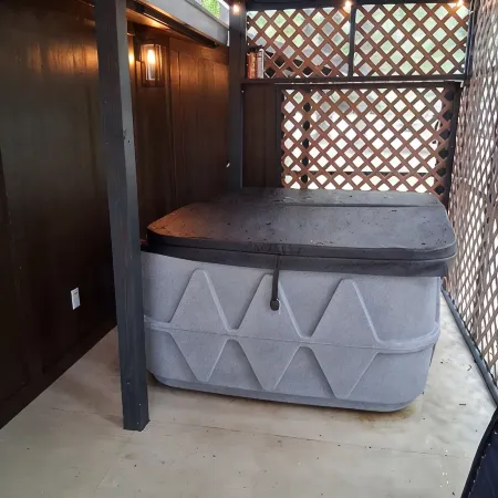 Cute Cabin with Hot Tub, Wifi and Roku. Queen Bed Close to Ratcliff Lake