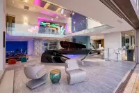 10,000 Sqf Mansion Carved into Camelback - Infinity Pool, Spa, Gym, Rooftop Bar - 5-Star