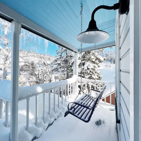 Charming Cottage steps to restaurants, shops & slopes