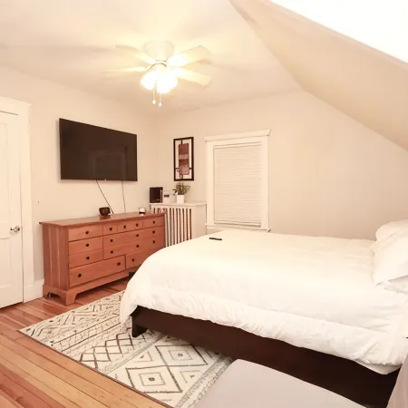 Entire House w/parking mins to Historical Boston