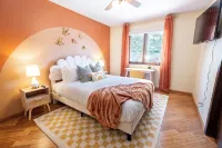 Omaha Oasis! Pool, Hot Tub, Mini Golf, Bar, Games - Bungalows