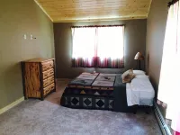 Riverfront Ski Chalet Cabin only minutes to Sunday River Resort & Trails Galore! - Wifi