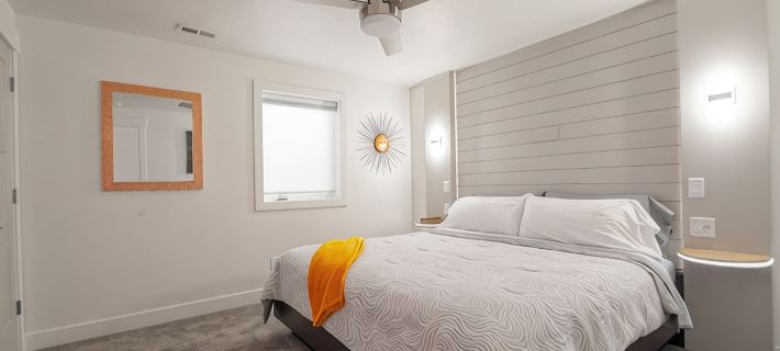 Natures Best Modern - Amazing GETAWAY, 2- Person LED Shower, 75" TV, King Bed オレムのホテル