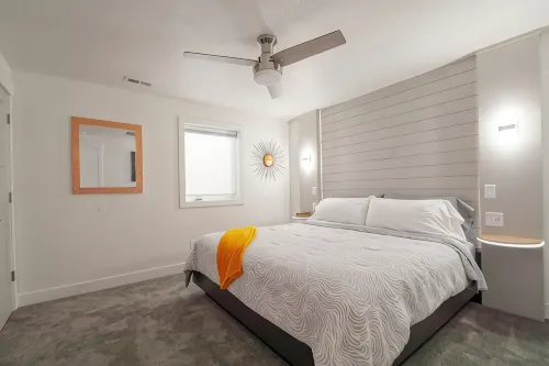 Natures Best Modern - Amazing GETAWAY, 2- Person LED Shower, 75" TV, King Bed - 3 ดาว