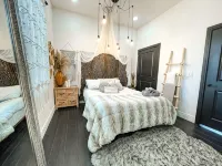 ♥︎Romantic Retreat♥︎Boutique Apt/Hot tub/Fire Pit - Wifi