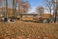 Heart of Pocono Mountains - Huge Yard - Game Rm <10 min to Kalahari & Casino - Wi-Fi