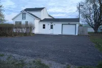 Apple View- Quiet, handicap accessible country home with a hot tub! - Homestays