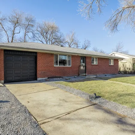 ~Huge Hot Tub~Theater/Game Room~Family Friendly~Private Backyard Oasis~Fire Pit~