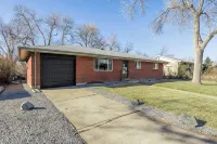 ~Huge Hot Tub~Theater/Game Room~Family Friendly~Private Backyard Oasis~Fire Pit~ - 4-Star