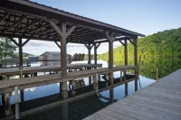 帕帕的釣魚故事岡特斯維爾湖小屋，配有2個泊位的船塢 - 小木屋