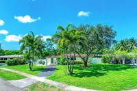 Pool+Bikes+BBQ! Tropical Getaway & Close To Beach! - Boutique