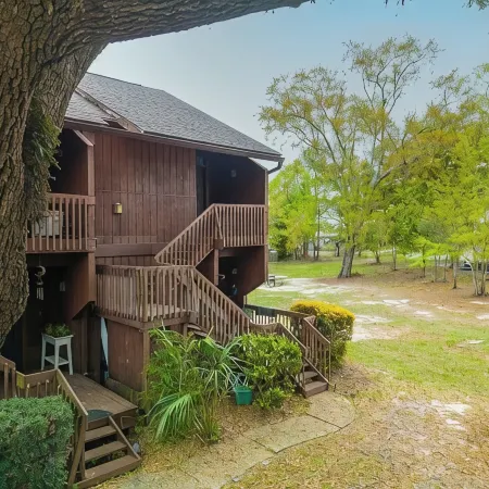Cozy upstairs Studio Condo at Diamondhead overlooking the Lake & Country Club