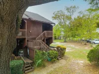 Cozy upstairs Studio Condo at Diamondhead overlooking the Lake & Country Club - 2-Star
