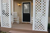 Historic Riverhouse w/ riverview!  Privacy and seclusion! Steps away from River! - Wifi