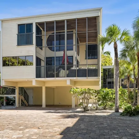 Island Townhouse Steps from the Ocean, Large Lanai, Heated Pool - Summer Avail