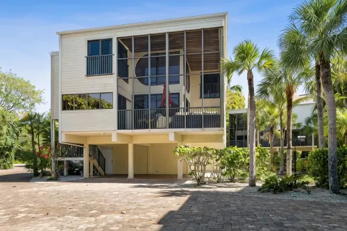 Island Townhouse Steps from the Ocean, Large Lanai, Heated Pool - Summer Avail - 4 tähden