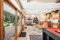 Walking Distance to Wisp. Spacious, 4-bedroom home in the heart of Deep Creek. - Wifi