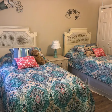 End Unit! 5 min to Beach. Steps from Pool/Jacuzzi and Golf Close to Dining. WiFi