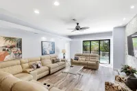 Dream Getaway Away in 6BR/4.5 Bath Oasis with Heated Pool, Steps from the Beach - 3 estrellas