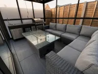 The Cottontail - Optional Hot Tub, Private Room, Free Continental Breakfast - parkir