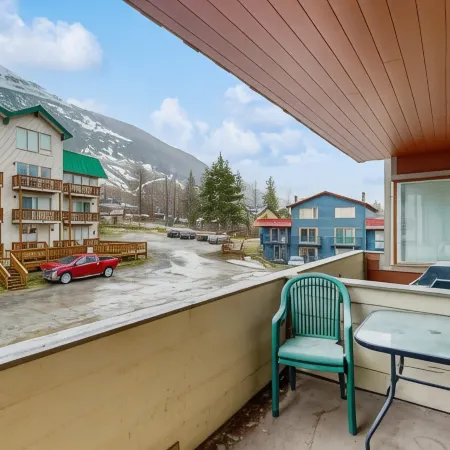 Second-Floor Base Studio w Murphy Bed Near Alyeska