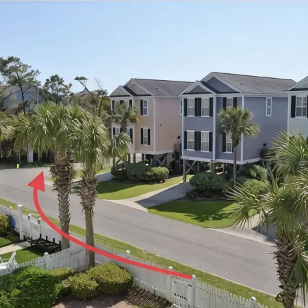 Private pool-close to beach. Walk to Surfside’s restaurant district & Pier.