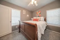Right at Home-Uptown Place with gated yard and covered parking - Bungalows