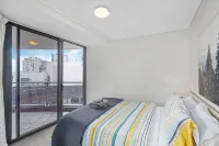 Inner-City Vibes! 2Bed/1Bath/1Car/Balcony~CBD - อ่างจากุชชี่