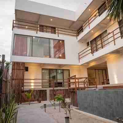 LaFamilia Casa and Suites Hotel Exterior