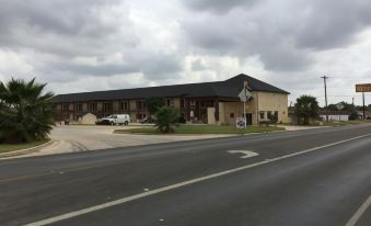 Pearsall Inn and Suites