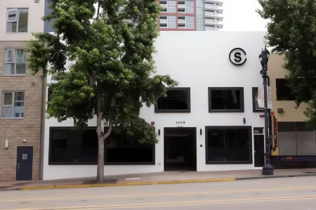 Stay Classy Отели рядом с достопримечательностью «Морской музей Сан-Диего»