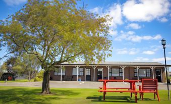 Colonial Lodge Motel