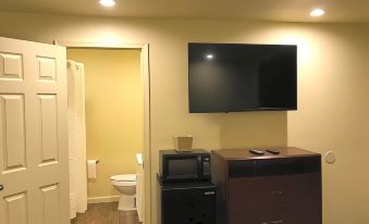 Whistling Pines Motel- Daily and Extended Stay