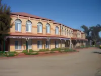 Heritage Motor Inn Goulburn - parking