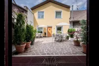 Am Schloss Guest House Hotels in Riscone