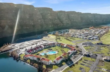 #182-Unit by pool & Gorge shuttle-book separately